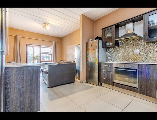 2 BEDROOM APARTMENT FOR SALE IN CONSTANTIA KLOOF